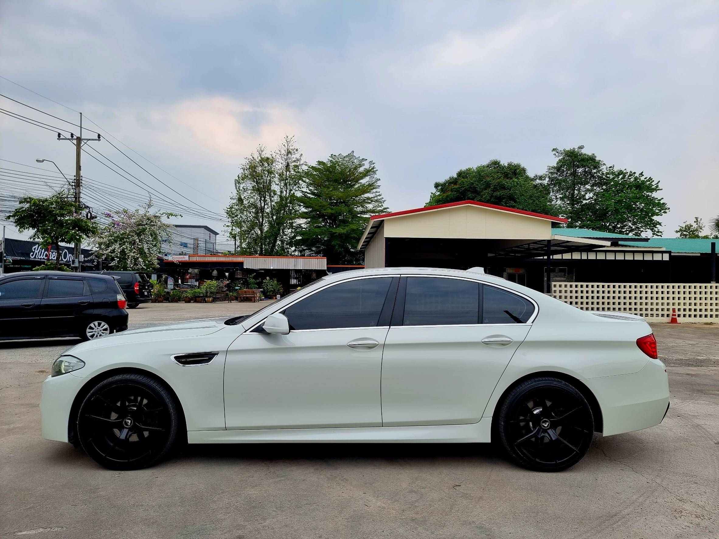 2011 BMW 5 Series F10 523i สีขาว