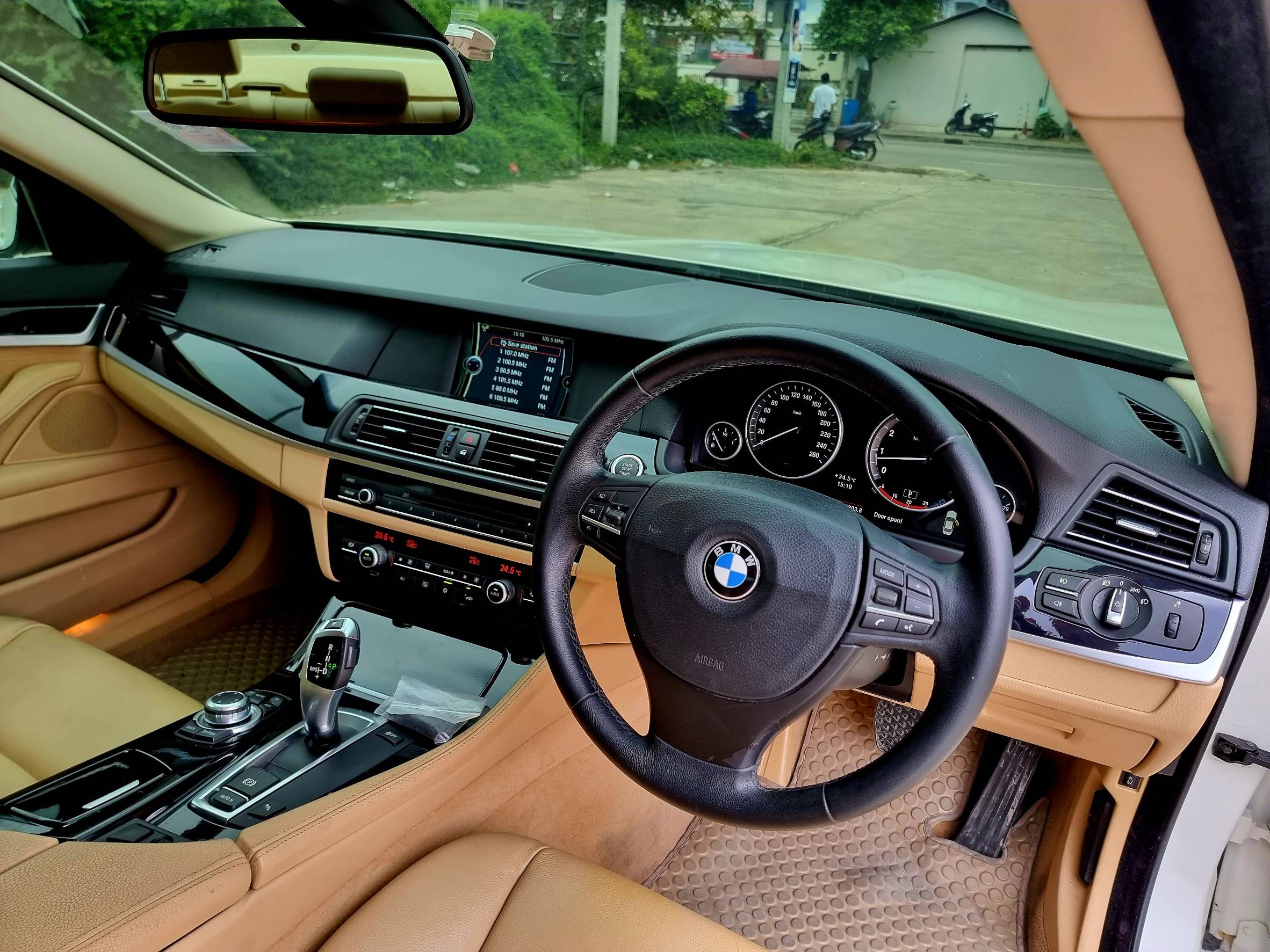 2011 BMW 5 Series F10 523i สีขาว (รูปที่ 11)