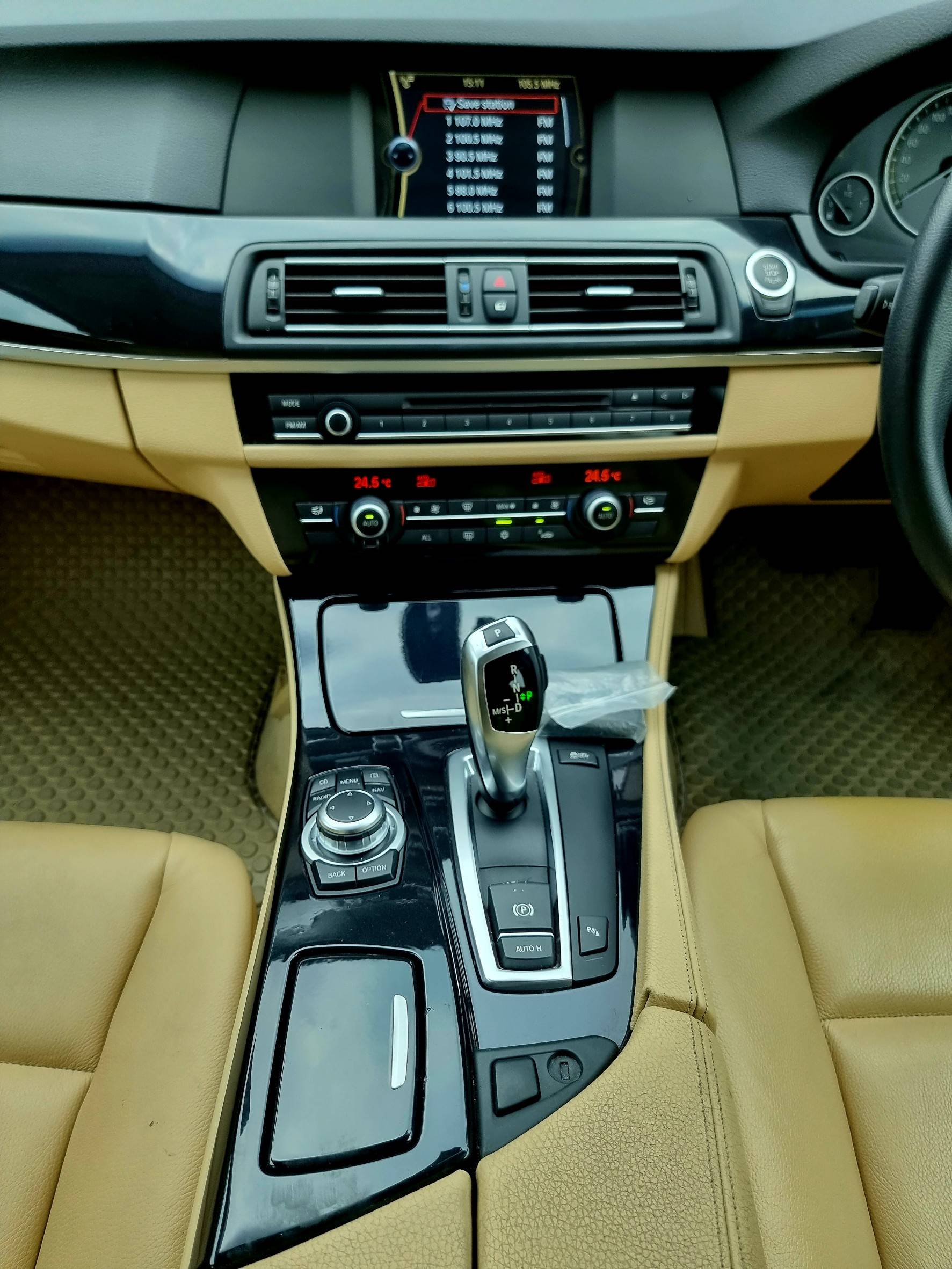 2011 BMW 5 Series F10 523i สีขาว (รูปที่ 15)