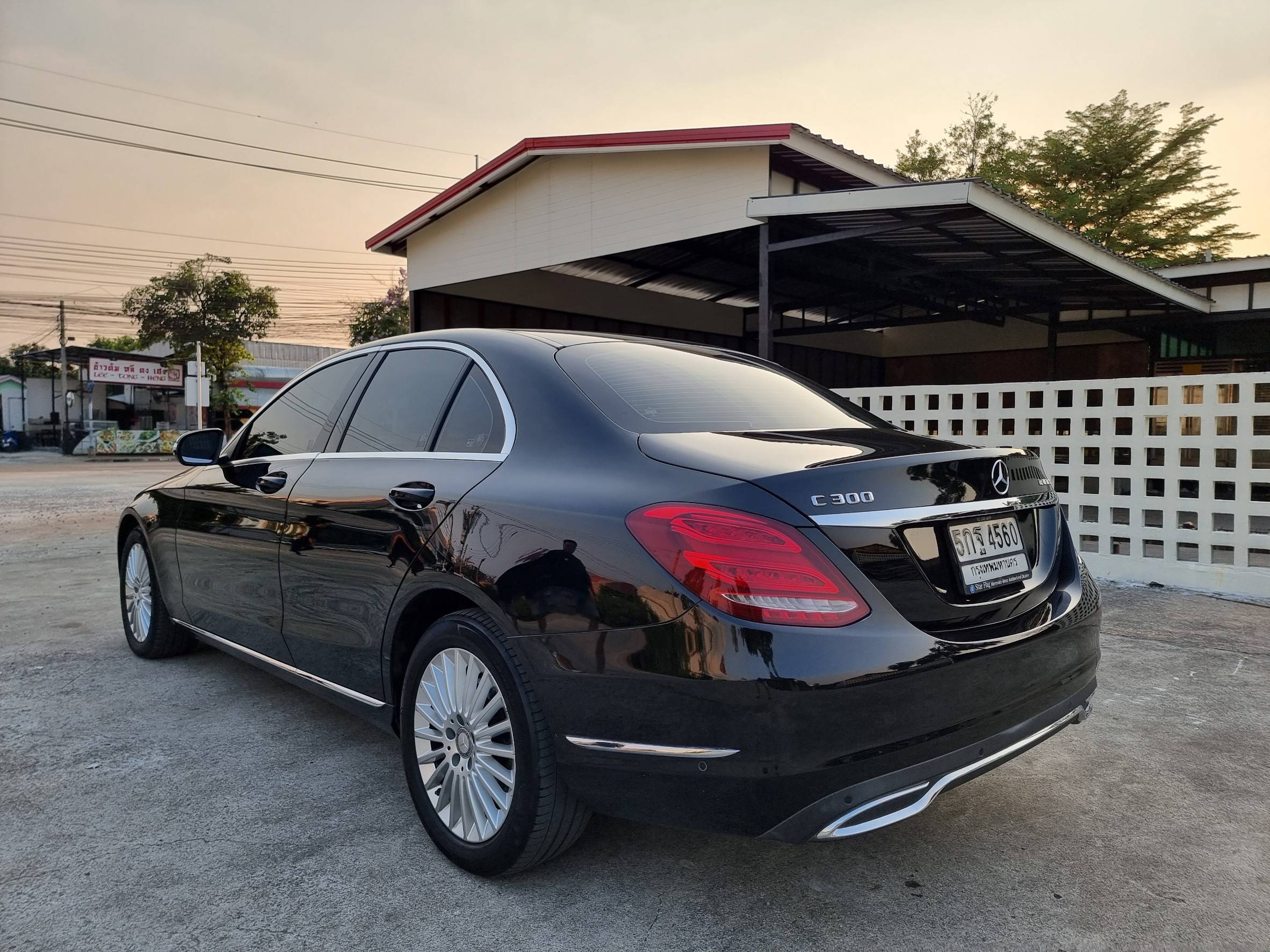 2016 Mercedes-Benz C-Class W205 C300 สีดำ (รูปที่ 7)
