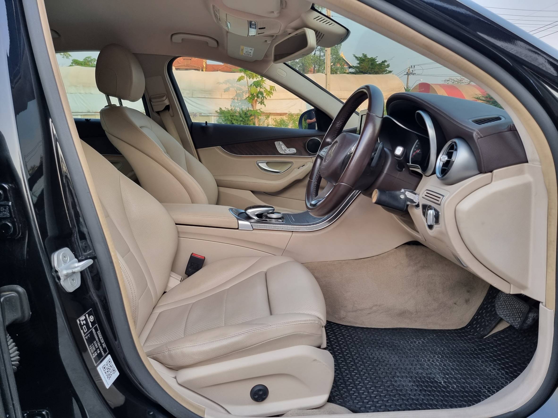 2016 Mercedes-Benz C-Class W205 C300 สีดำ (รูปที่ 9)
