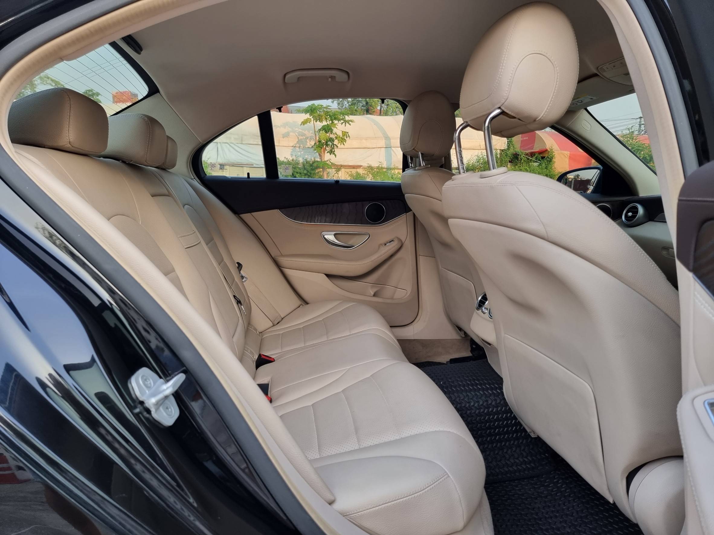 2016 Mercedes-Benz C-Class W205 C300 สีดำ (รูปที่ 15)