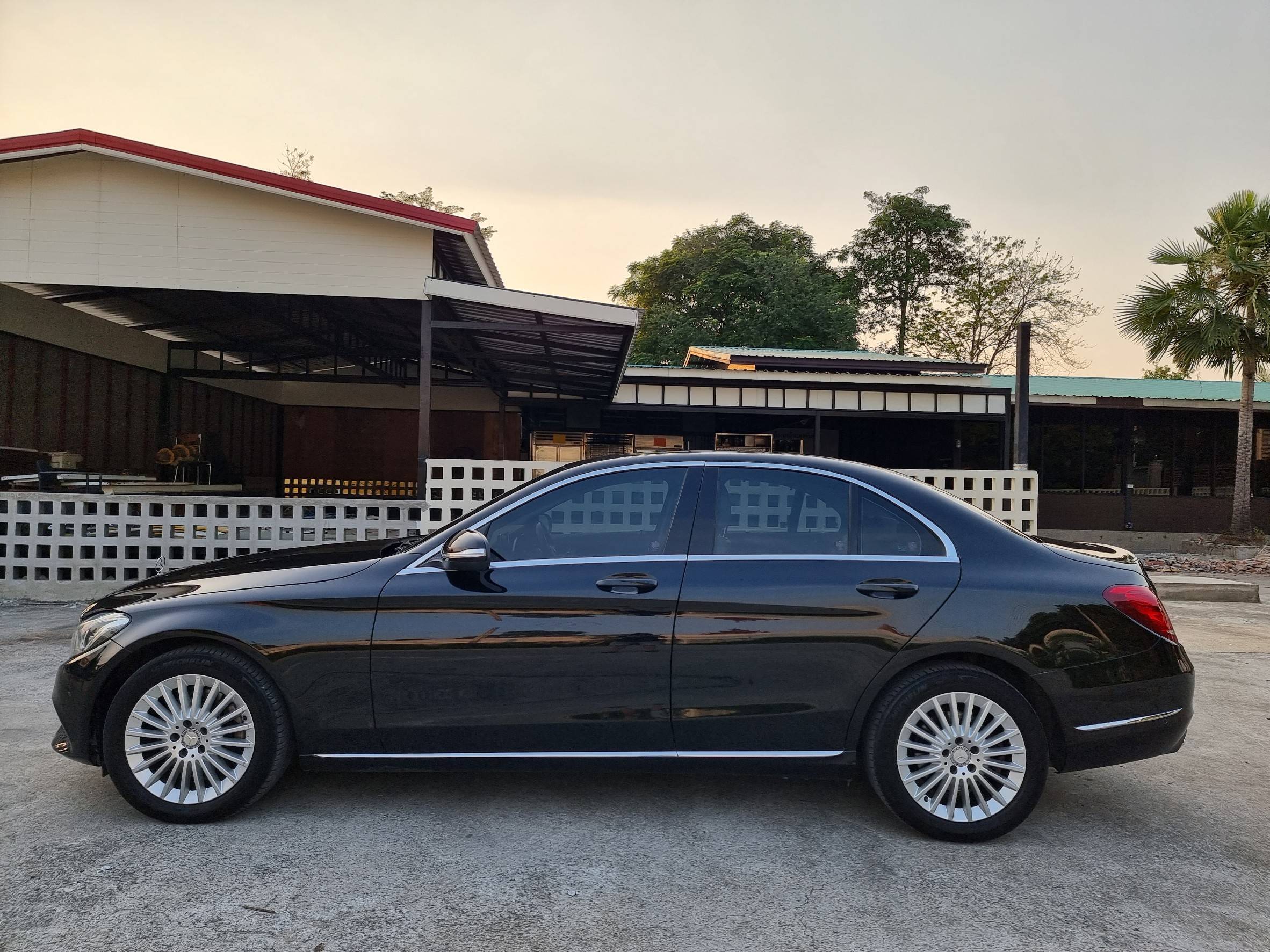 2016 Mercedes-Benz C-Class W205 C300 สีดำ (รูปที่ 4)