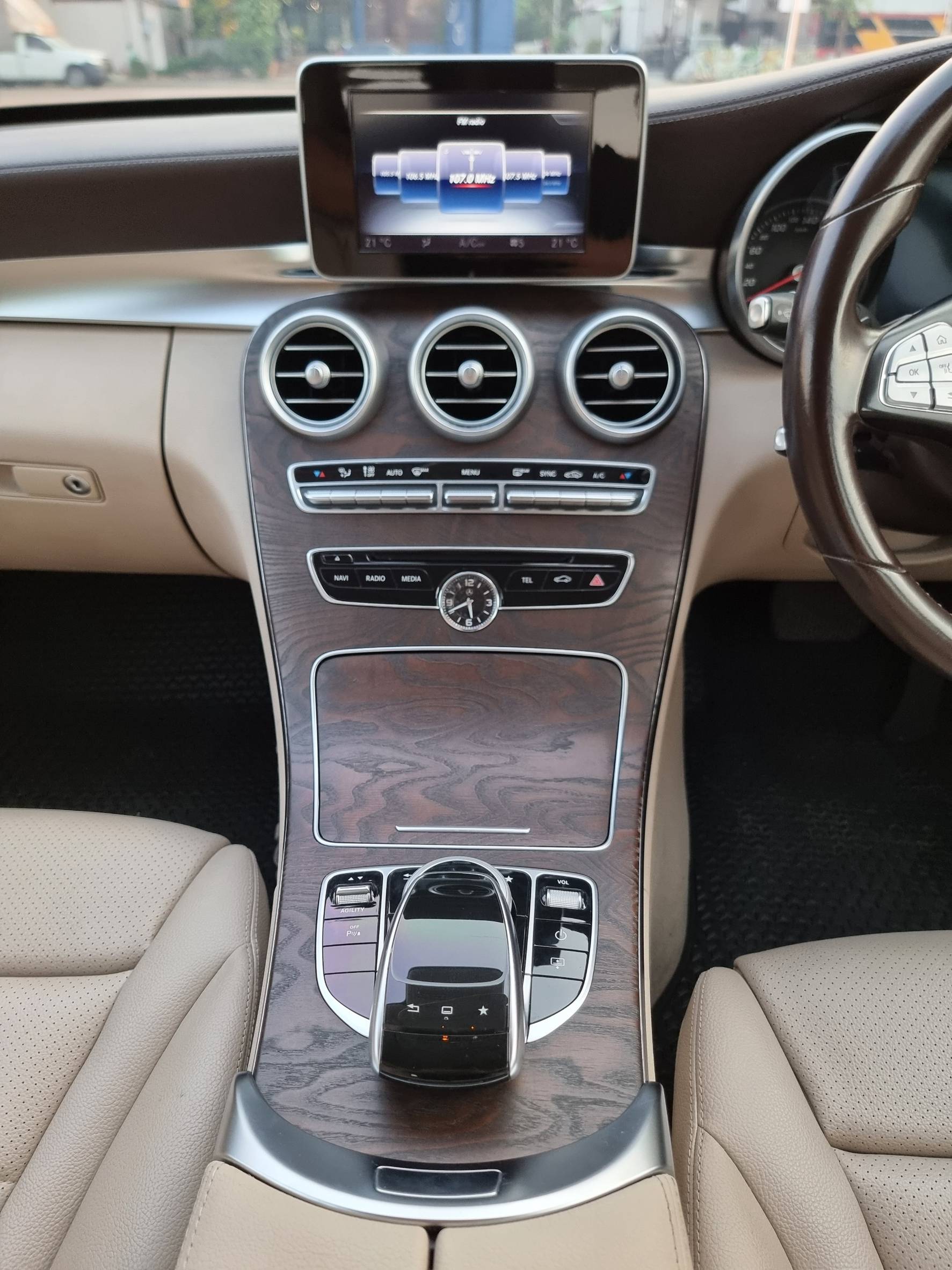 2016 Mercedes-Benz C-Class W205 C300 สีดำ (รูปที่ 12)
