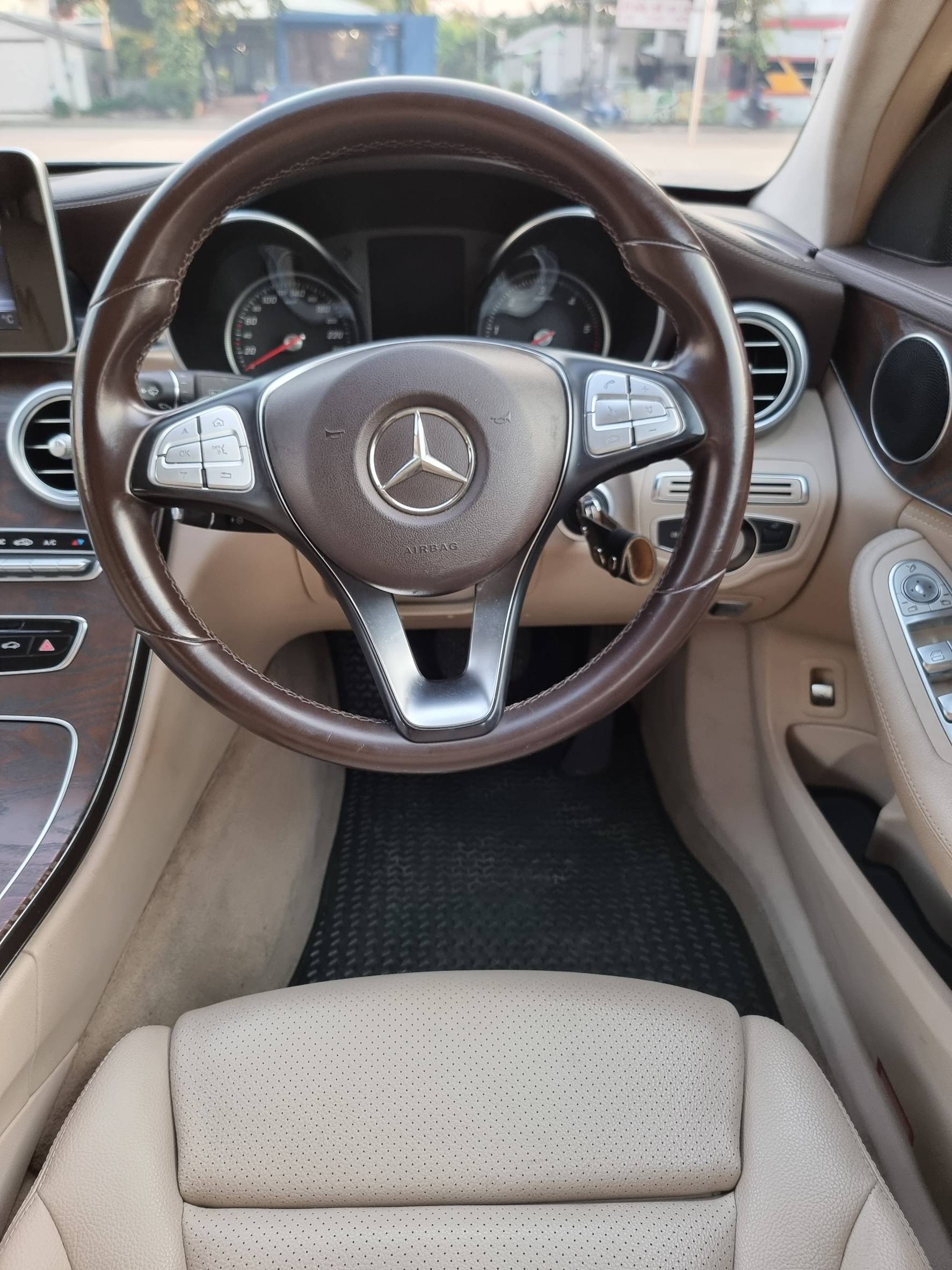 2016 Mercedes-Benz C-Class W205 C300 สีดำ (รูปที่ 13)