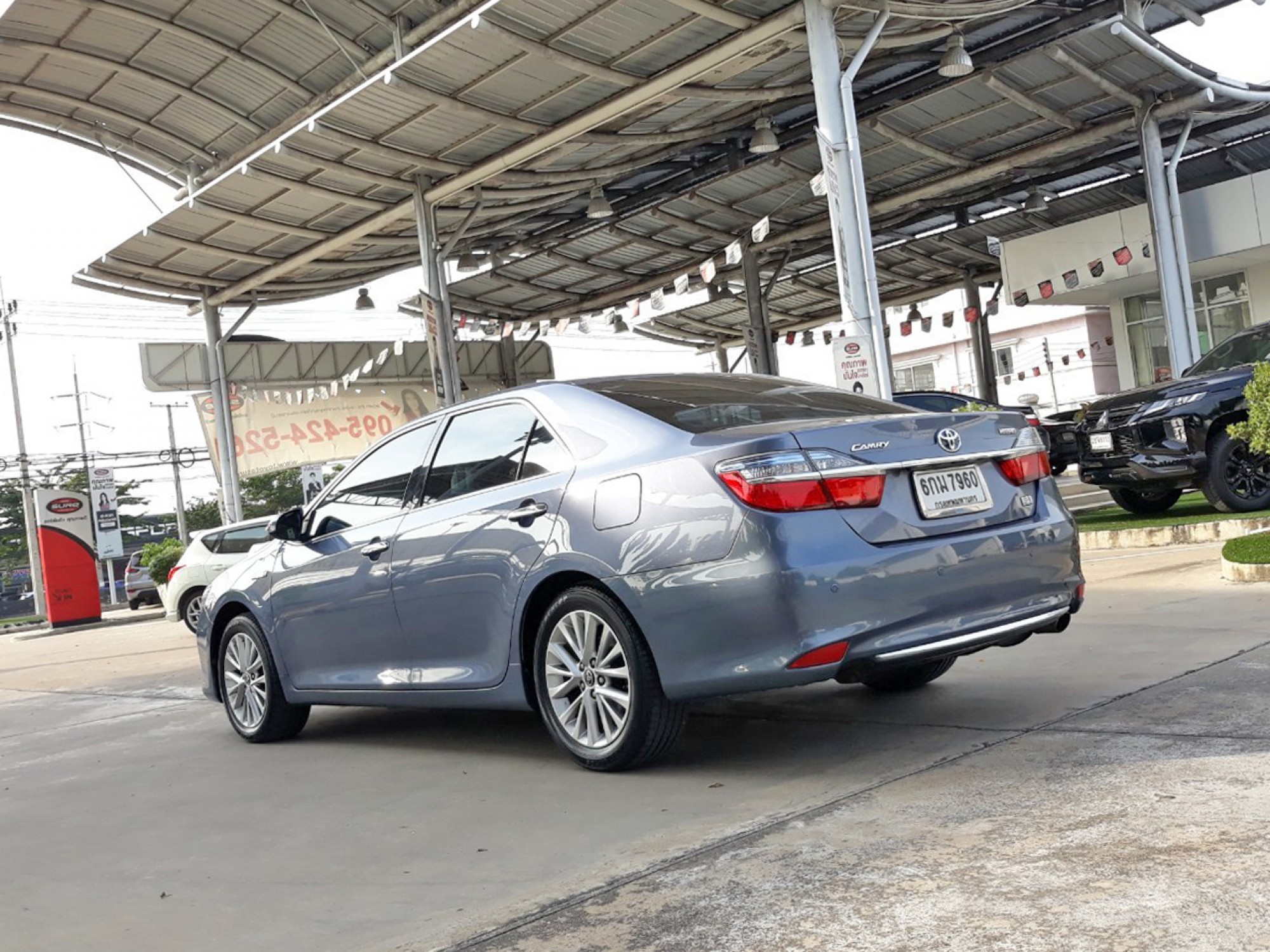2018 Toyota Camry ไมเนอร์เชนจ์ สีเทา (รูปที่ 6)