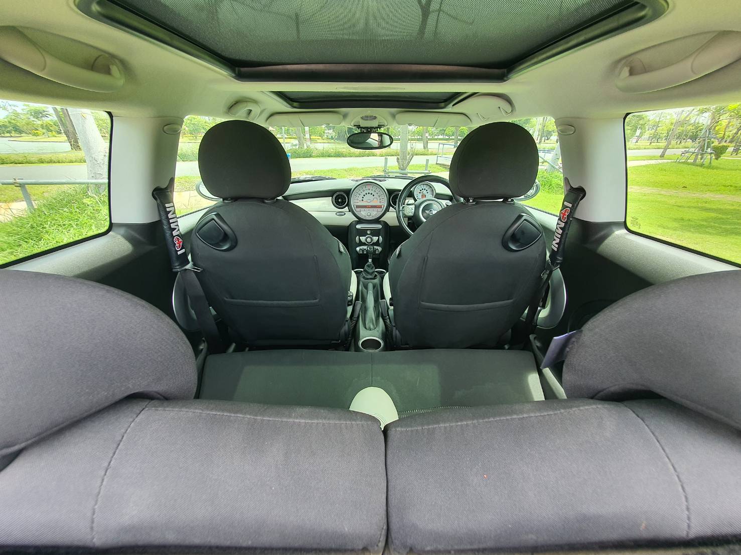 Mini Cooper S สีขาว ปี2010 หลังคาแก้ว รุ่นพิเศษ50ปี CAMDEN (รูปที่ 10)