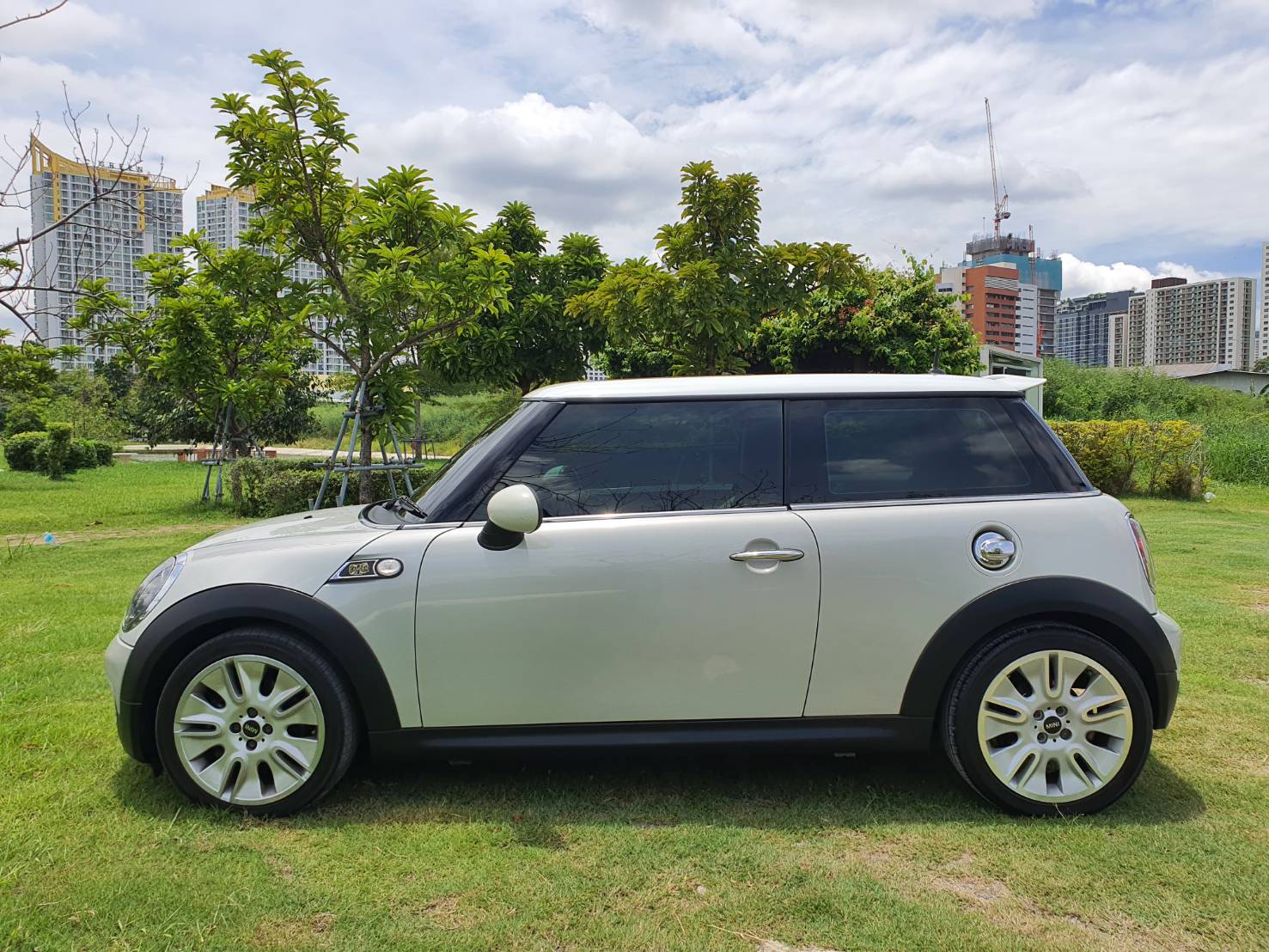 Mini Cooper S สีขาว ปี2010 หลังคาแก้ว รุ่นพิเศษ50ปี CAMDEN