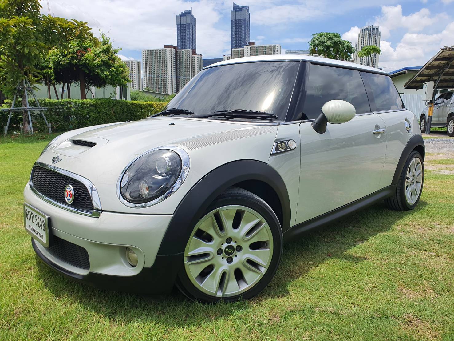 Mini Cooper S สีขาว ปี2010 หลังคาแก้ว รุ่นพิเศษ50ปี CAMDEN