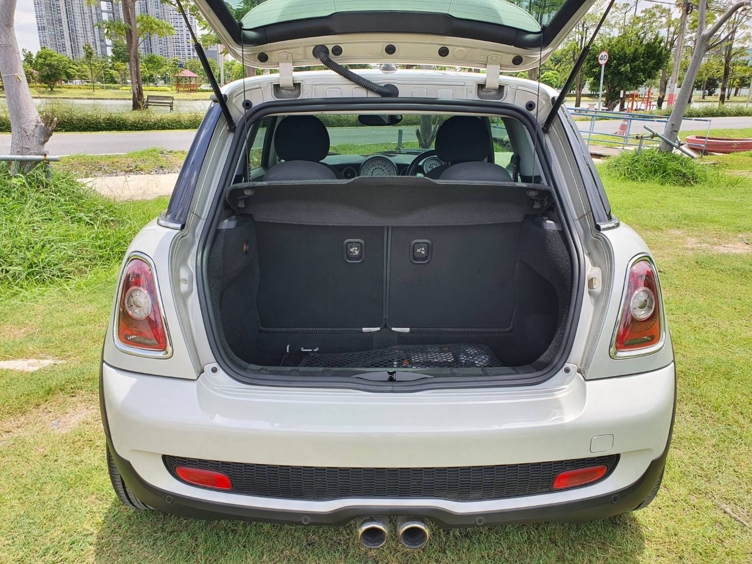 Mini Cooper S สีขาว ปี2010 หลังคาแก้ว รุ่นพิเศษ50ปี CAMDEN (รูปที่ 16)