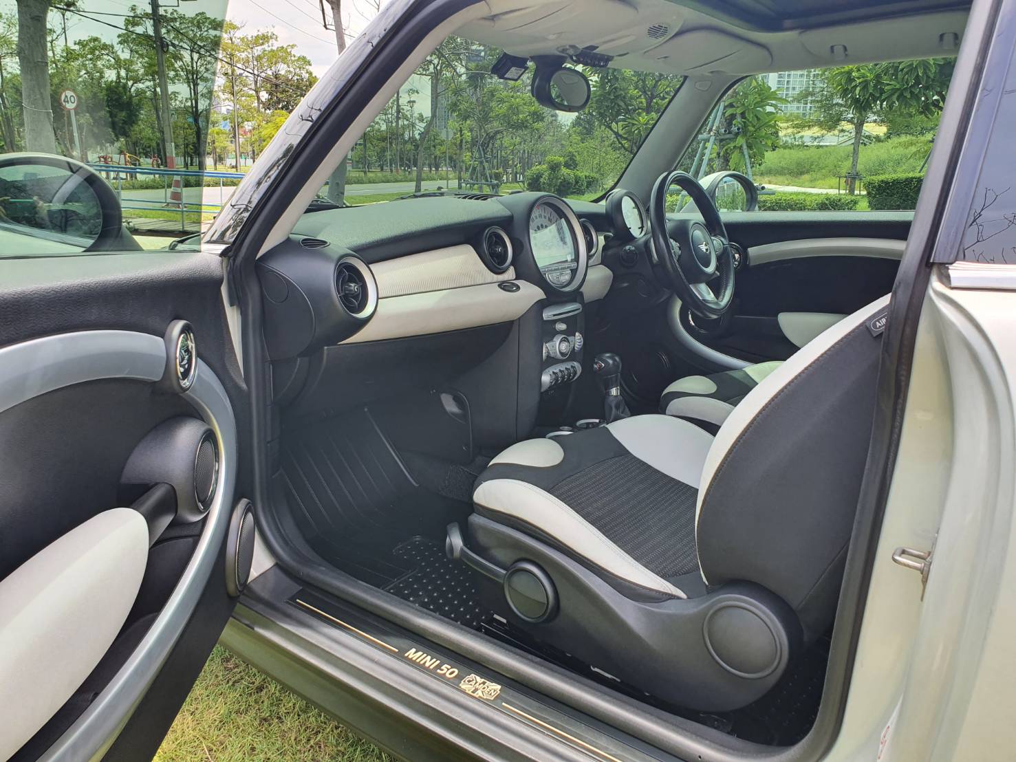 Mini Cooper S สีขาว ปี2010 หลังคาแก้ว รุ่นพิเศษ50ปี CAMDEN (รูปที่ 6)