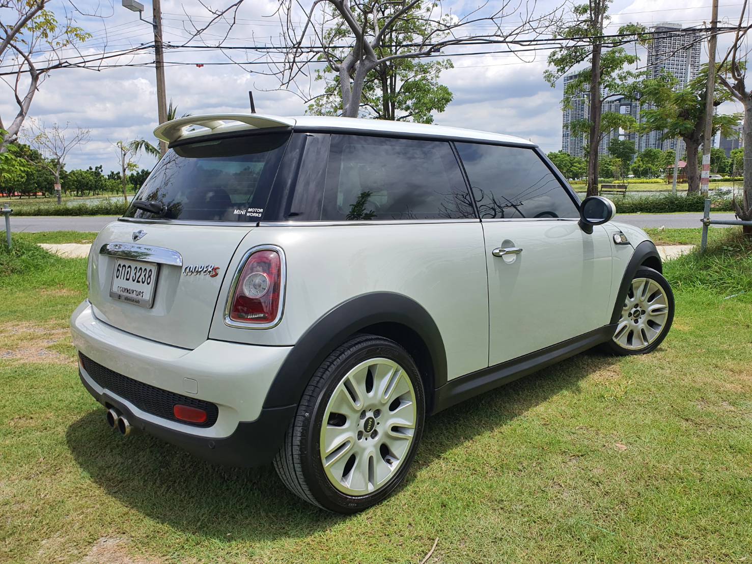 Mini Cooper S สีขาว ปี2010 หลังคาแก้ว รุ่นพิเศษ50ปี CAMDEN