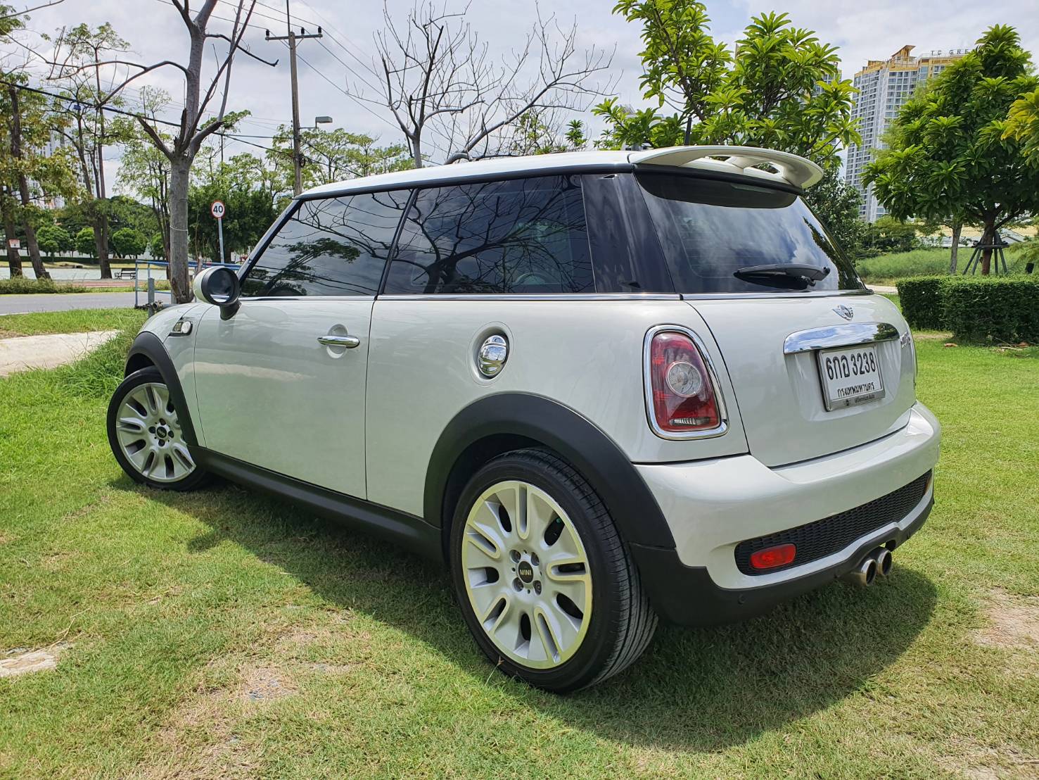 Mini Cooper S สีขาว ปี2010 หลังคาแก้ว รุ่นพิเศษ50ปี CAMDEN (รูปที่ 5)