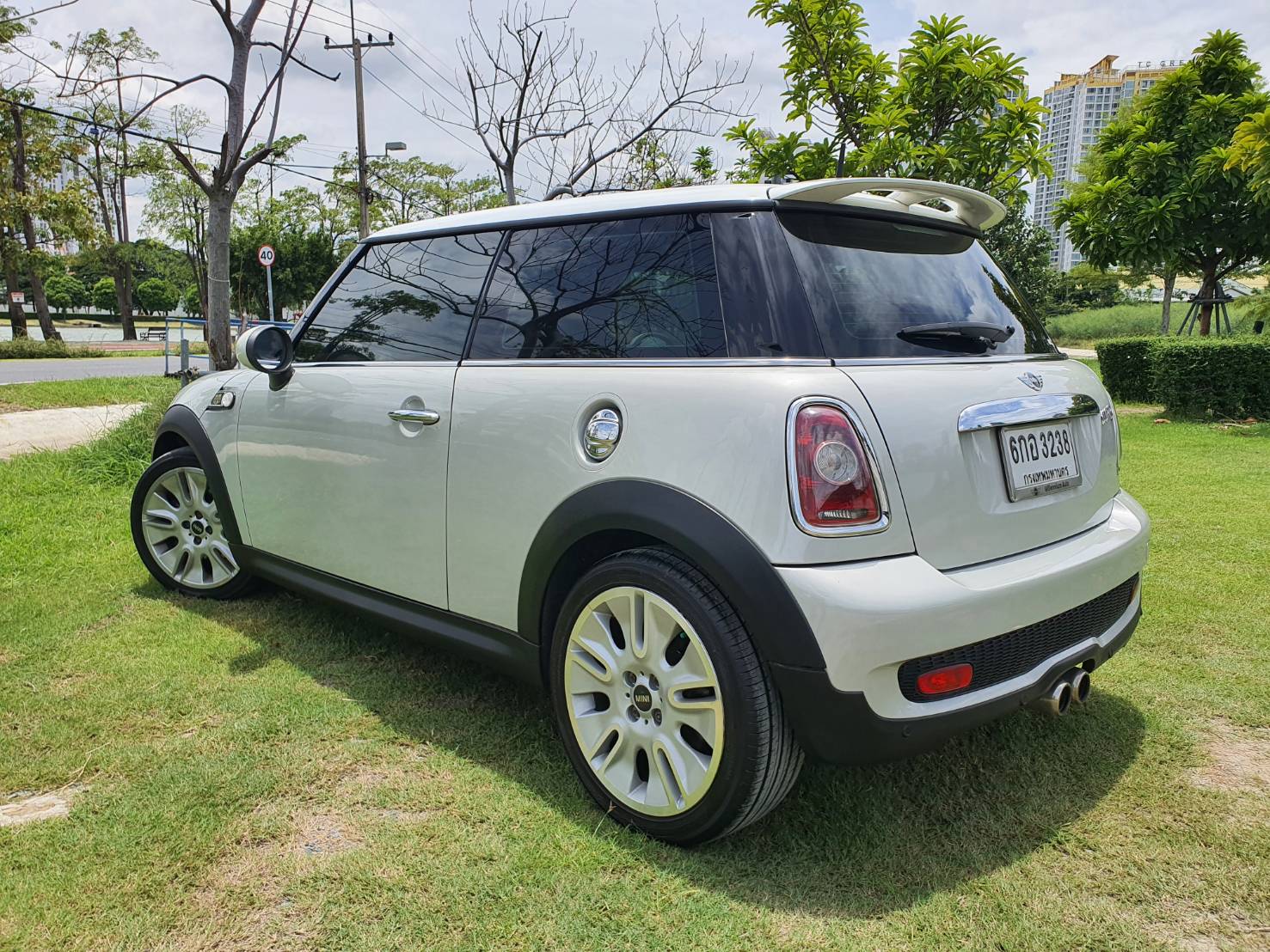 Mini Cooper S สีขาว ปี2010 หลังคาแก้ว รุ่นพิเศษ50ปี CAMDEN