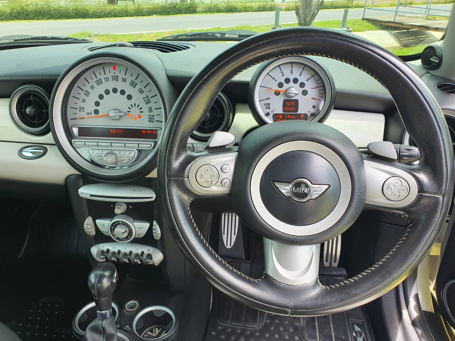 Mini Cooper S สีขาว ปี2010 หลังคาแก้ว รุ่นพิเศษ50ปี CAMDEN (รูปที่ 8)