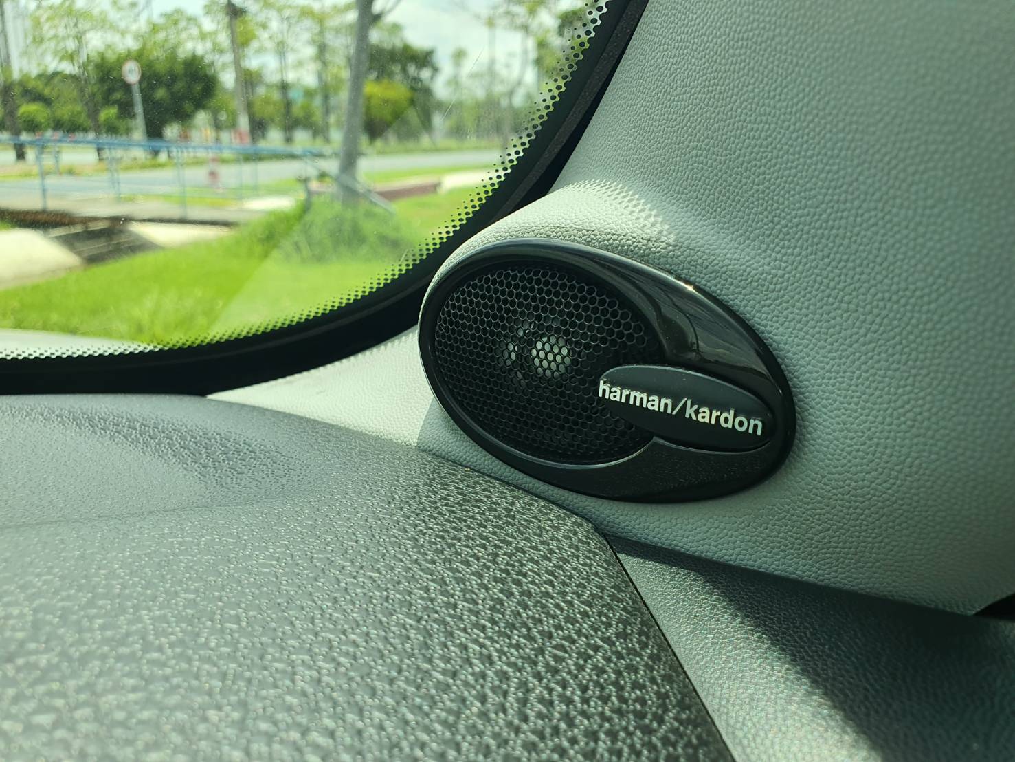 Mini Cooper S สีขาว ปี2010 หลังคาแก้ว รุ่นพิเศษ50ปี CAMDEN (รูปที่ 12)