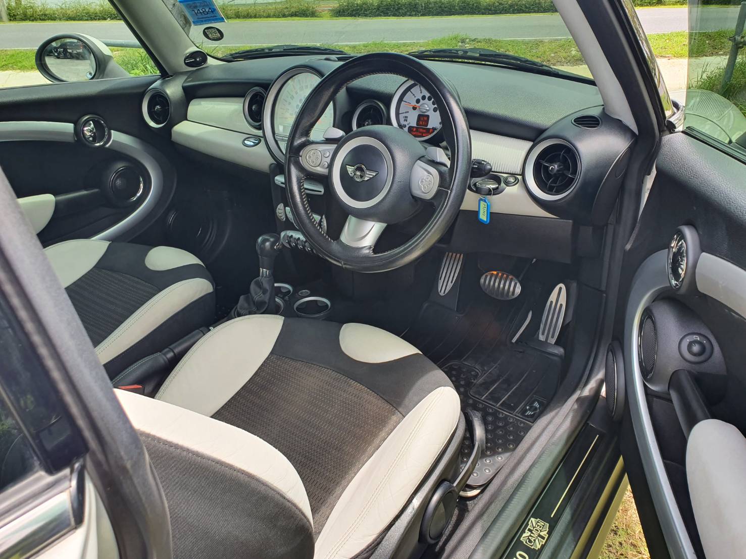 Mini Cooper S สีขาว ปี2010 หลังคาแก้ว รุ่นพิเศษ50ปี CAMDEN (รูปที่ 7)