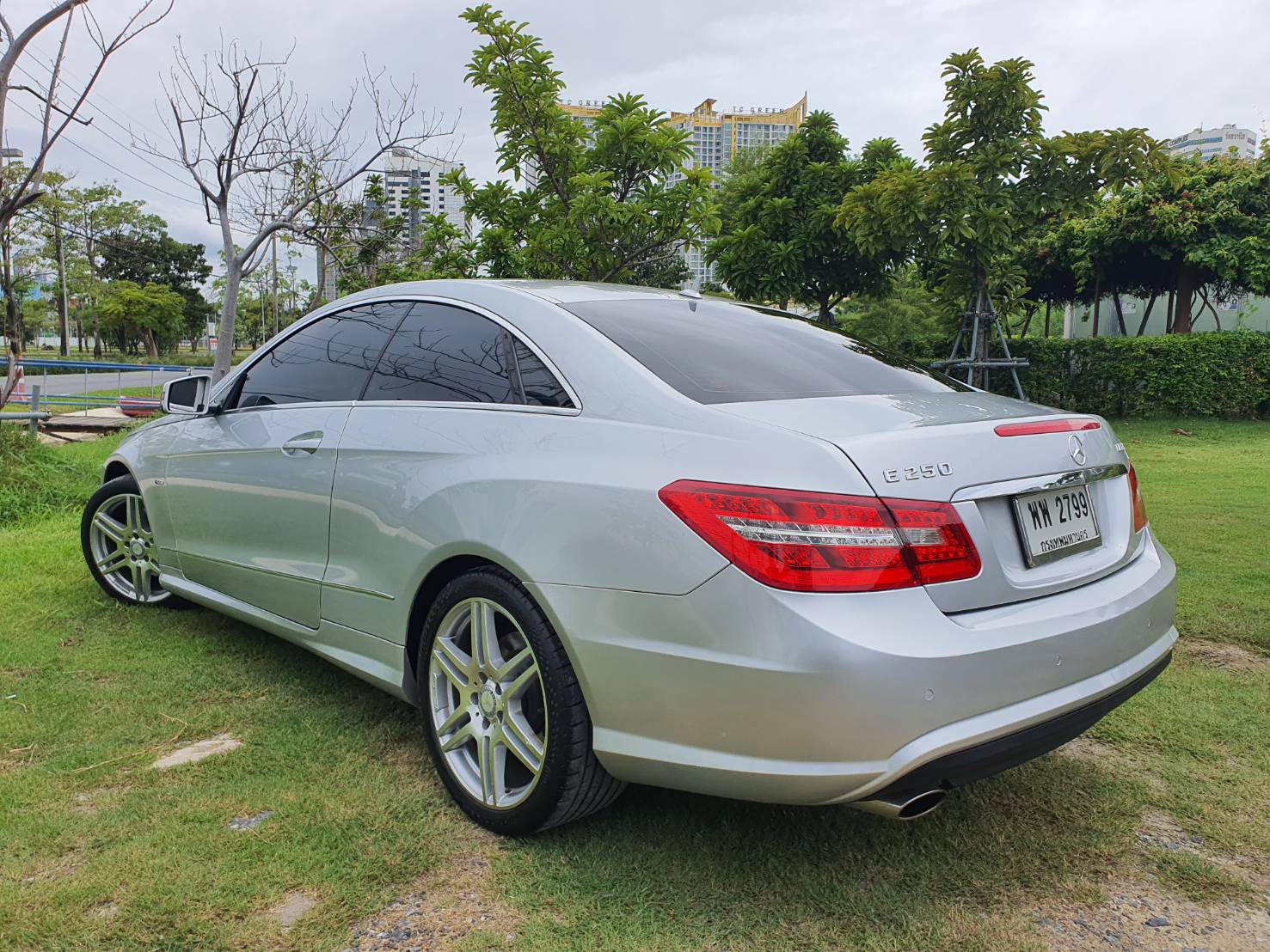 Benz E250 Coupe AMG (W207) ปี 2011 สีบรอนซ์เงิน (รูปที่ 3)