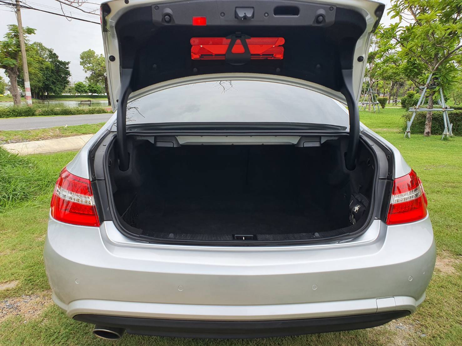 Benz E250 Coupe AMG (W207) ปี 2011 สีบรอนซ์เงิน (รูปที่ 9)