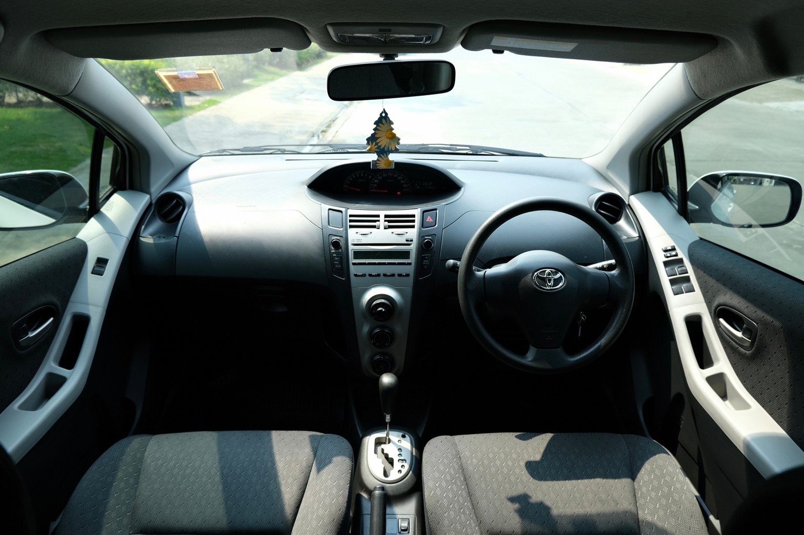 Toyota Yaris 1.5 J ปี: 2013 สี: ขาว เครื่อง: เบนซิน เกียร์: ออโต้ ไมล์: 14x,xxx กม (รูปที่ 9)