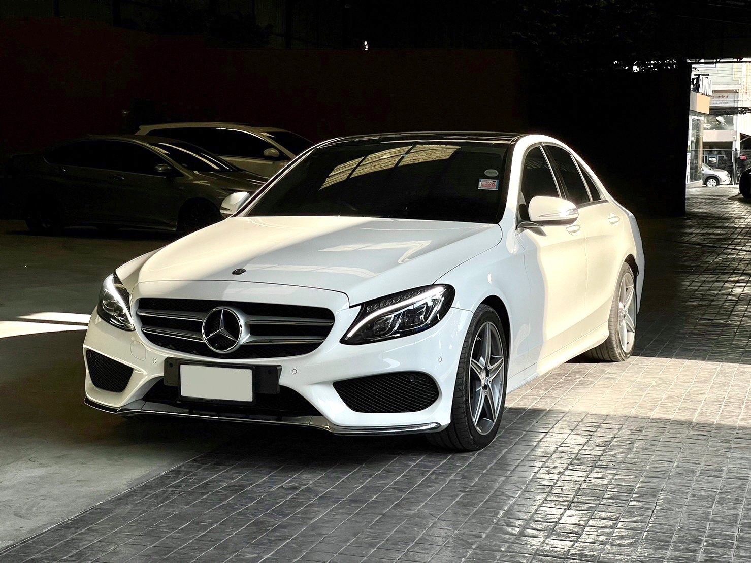 2014 Mercedes-Benz C-Class W205 C300 สีขาว (รูปที่ 9)