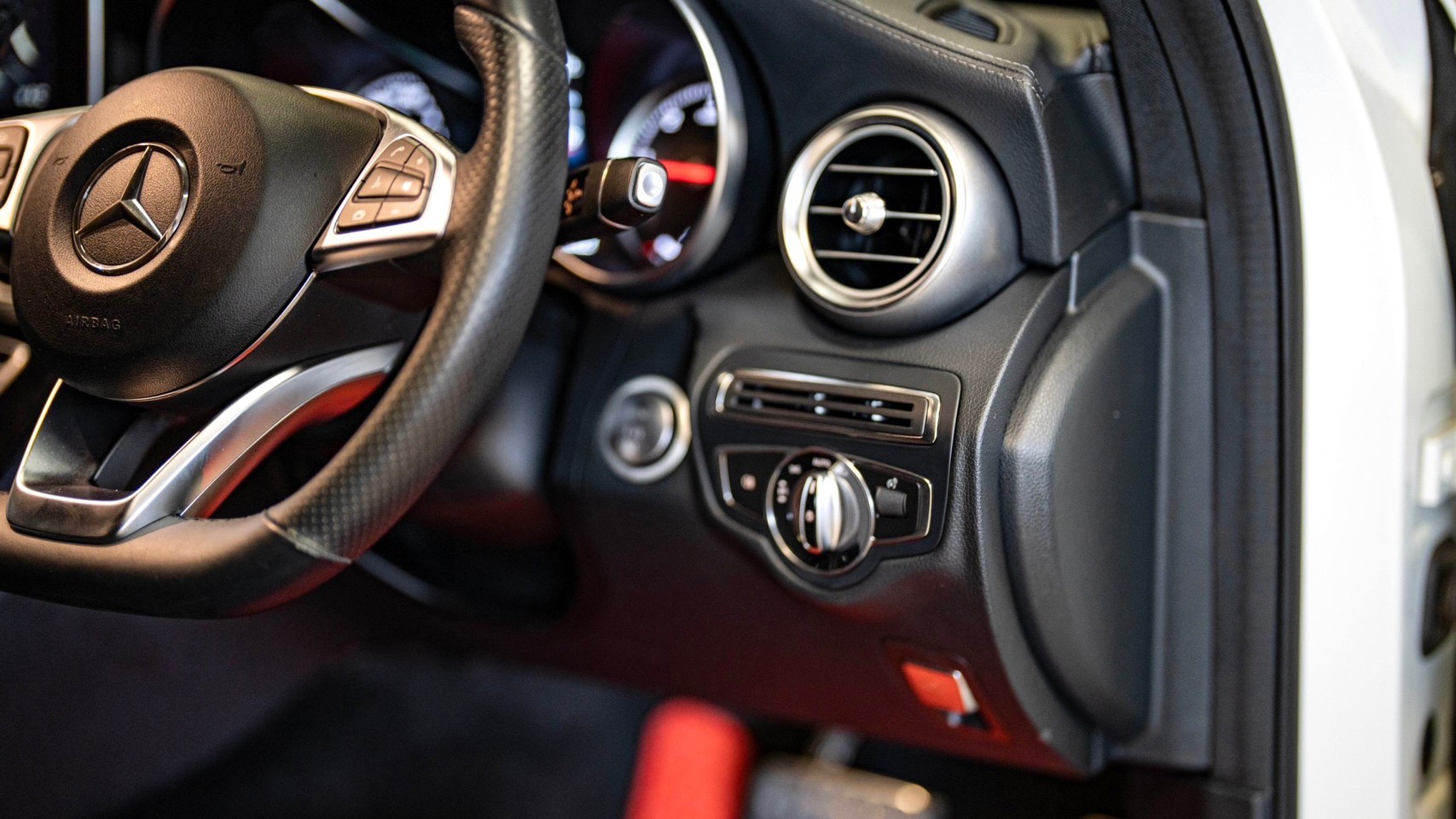 2014 Mercedes-Benz C-Class W205 C300 สีขาว (รูปที่ 6)