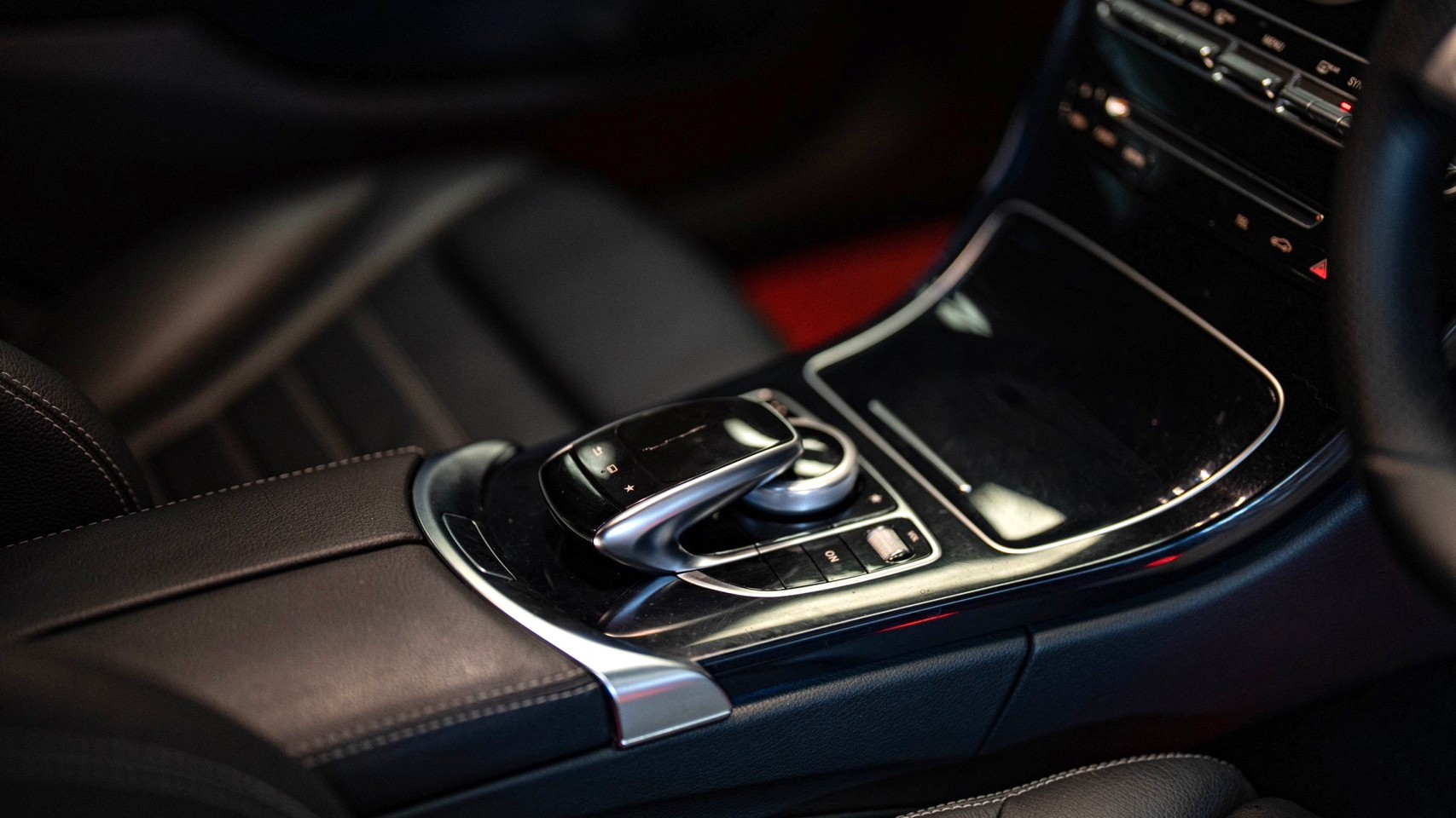 2014 Mercedes-Benz C-Class W205 C300 สีขาว (รูปที่ 3)