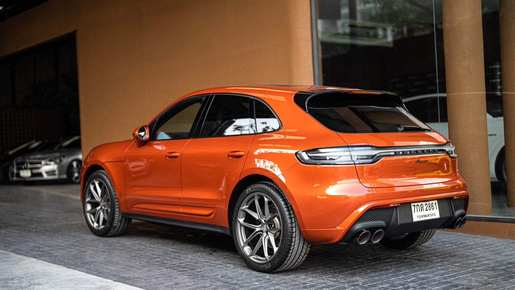 2022 Porsche Macan สีส้ม