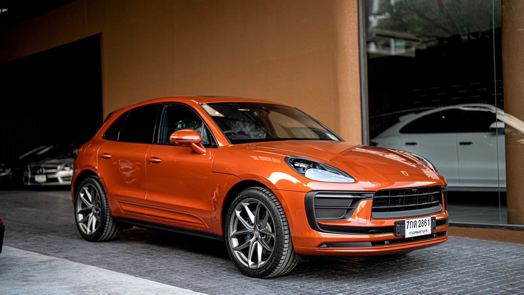 2022 Porsche Macan สีส้ม