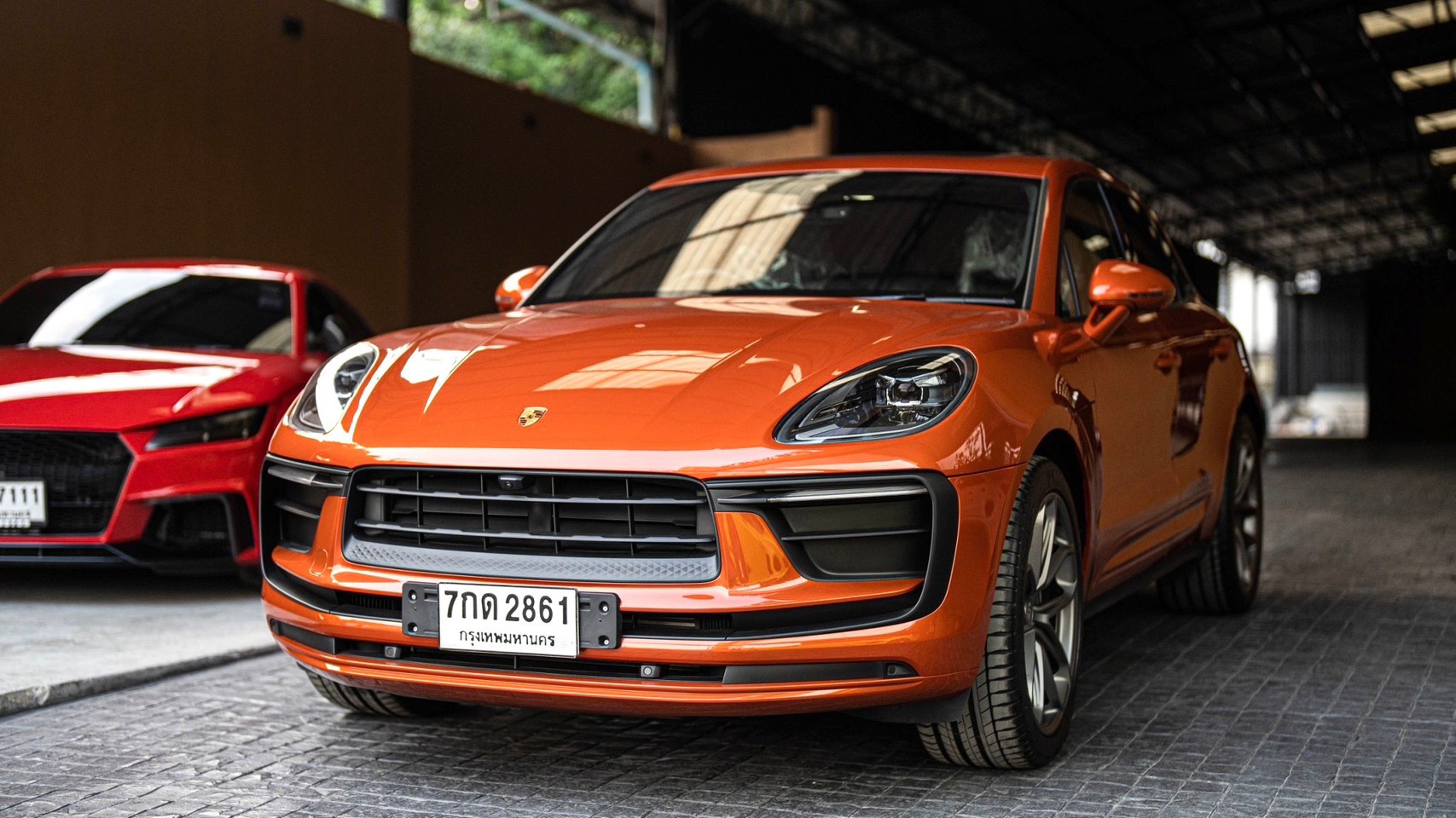 2022 Porsche Macan สีส้ม