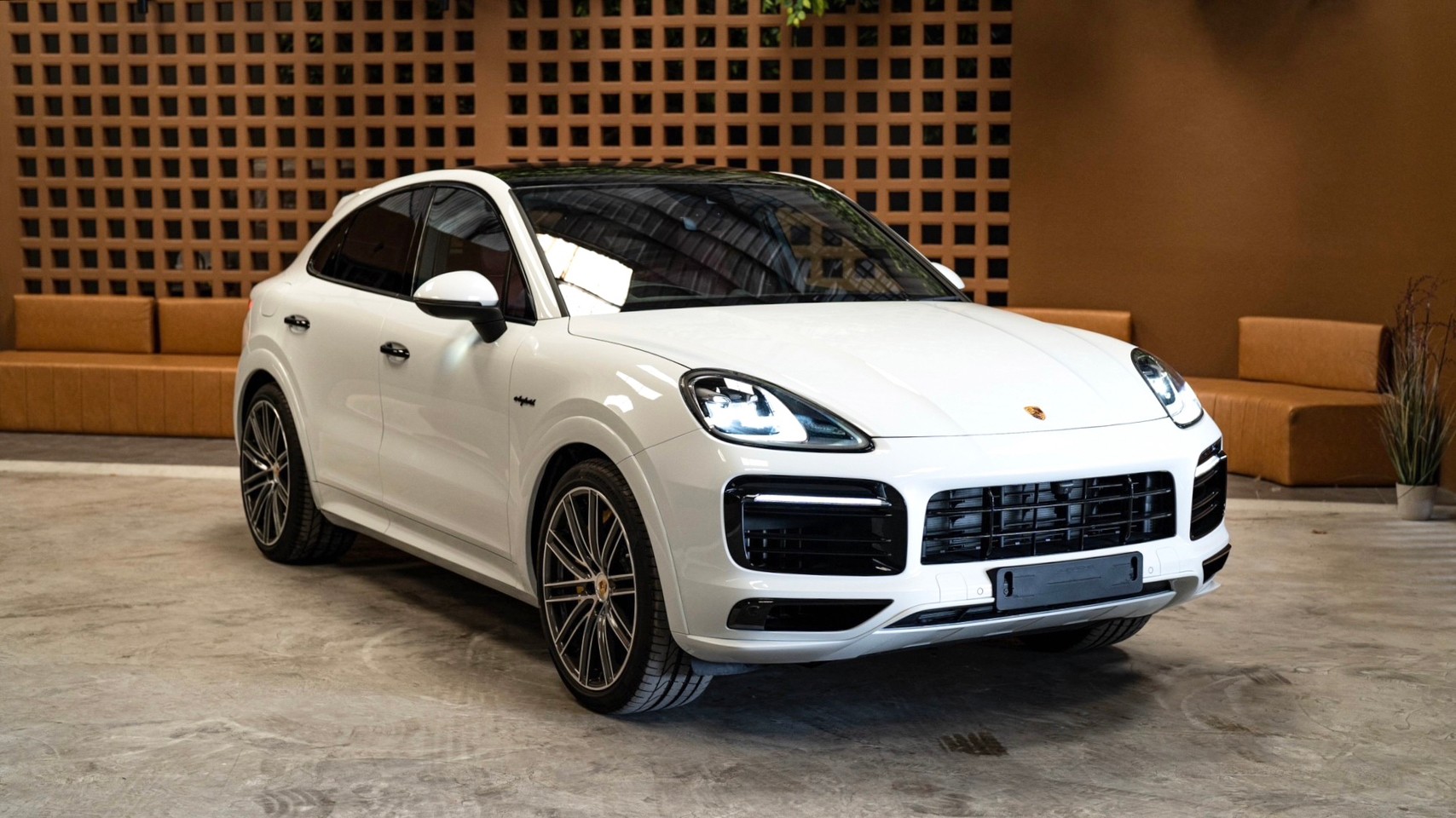 2023 Porsche Cayenne Coupe สีขาว