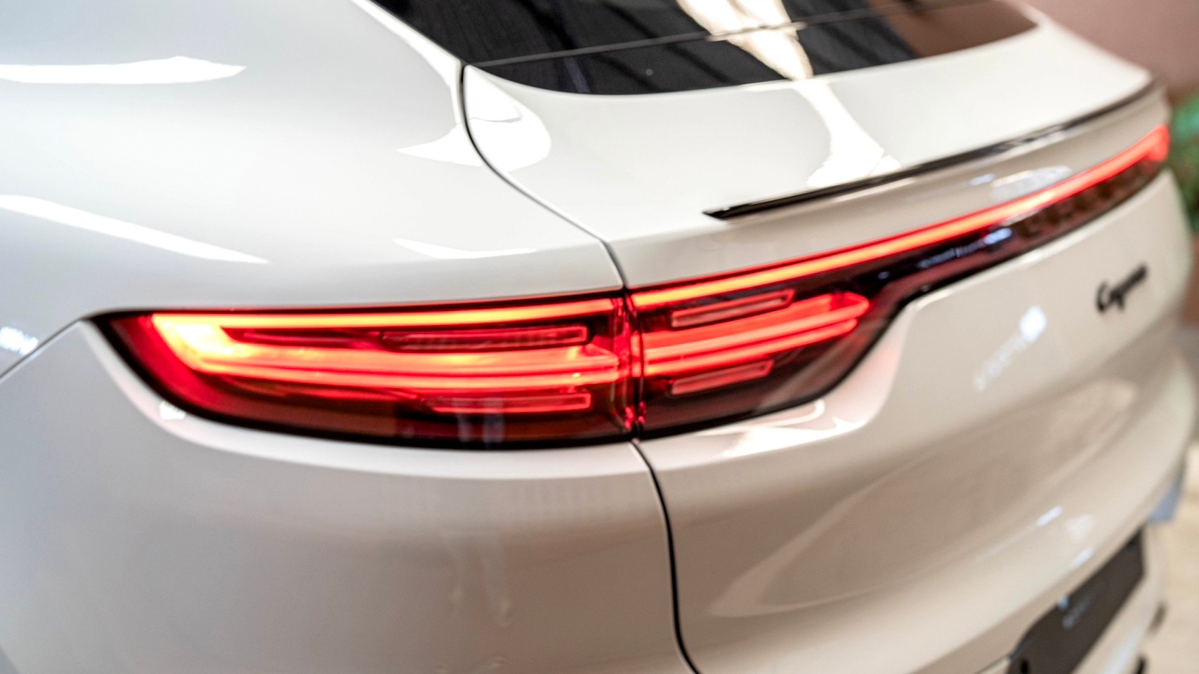 2023 Porsche Cayenne Coupe สีขาว (รูปที่ 13)