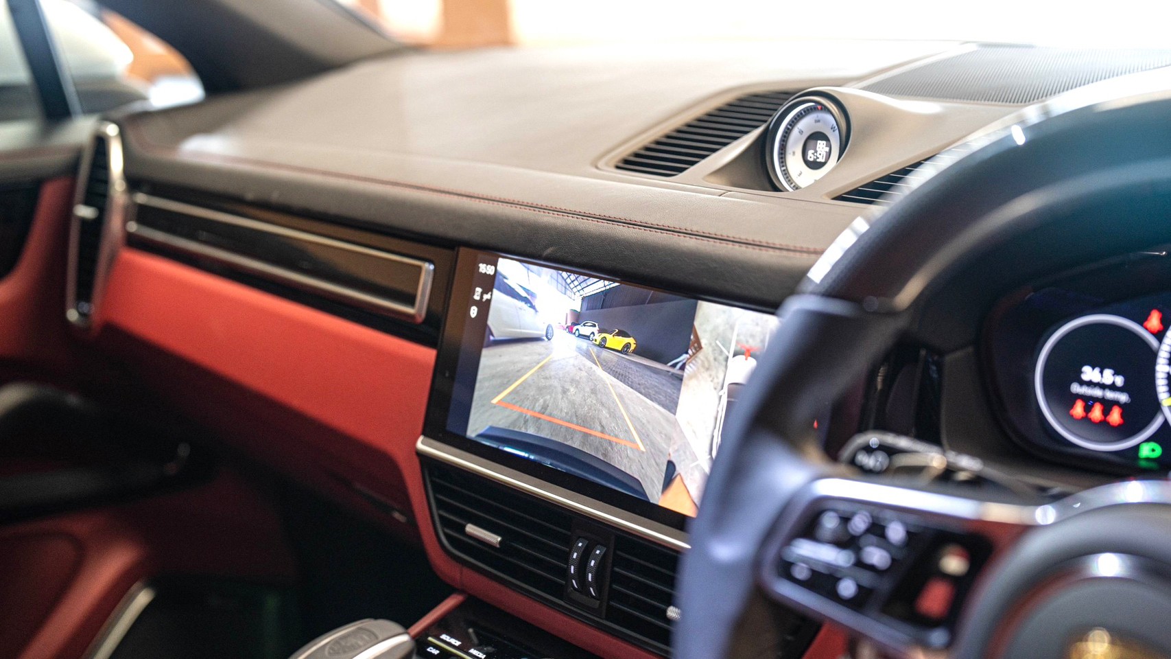 2023 Porsche Cayenne Coupe สีขาว (รูปที่ 9)