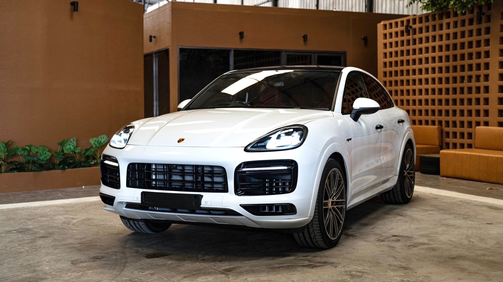 2023 Porsche Cayenne Coupe สีขาว (รูปที่ 17)