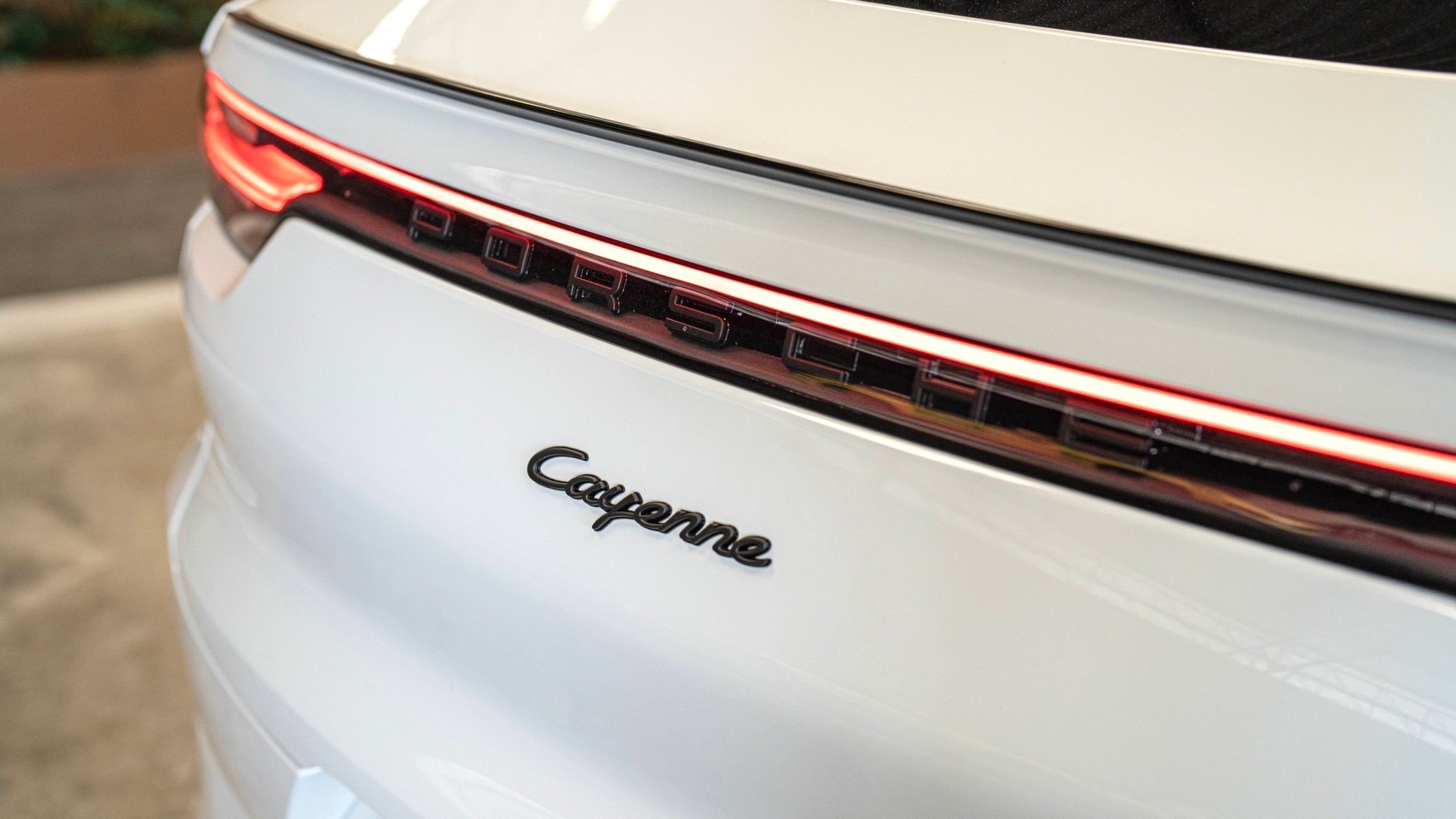 2023 Porsche Cayenne Coupe สีขาว (รูปที่ 14)