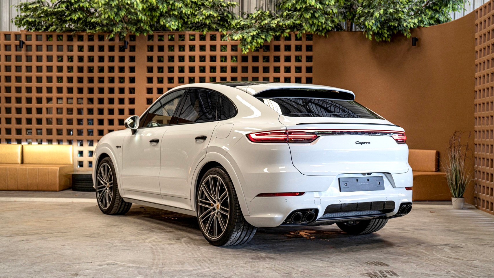2023 Porsche Cayenne Coupe สีขาว (รูปที่ 16)