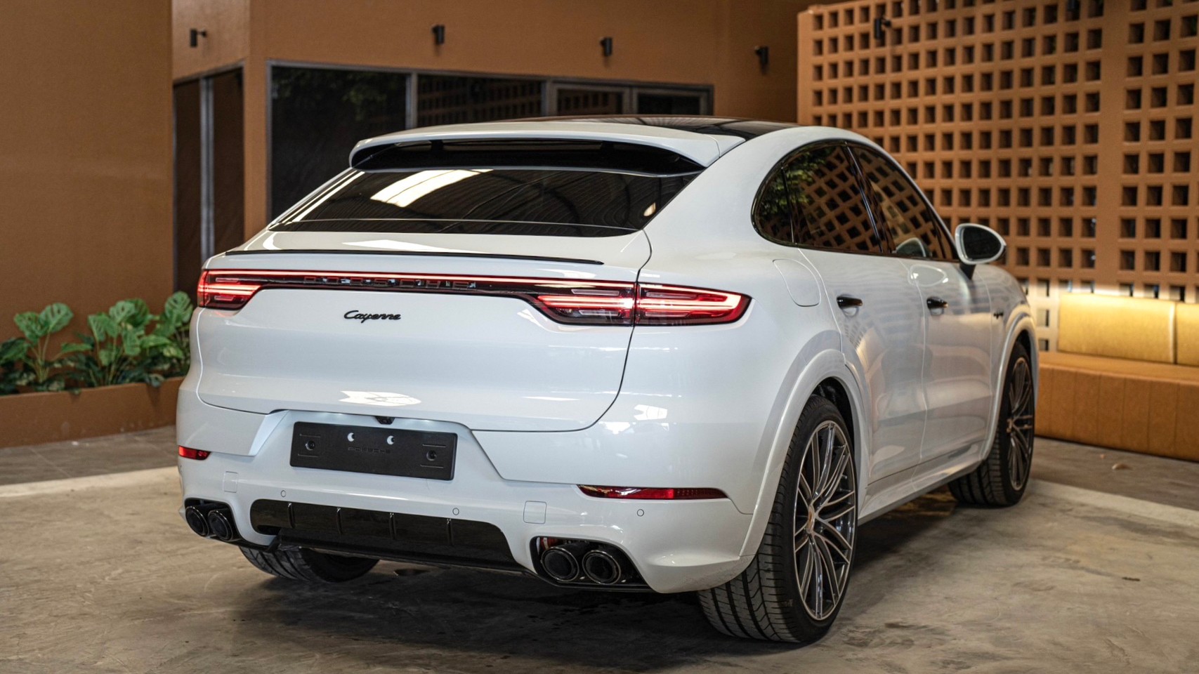 2023 Porsche Cayenne Coupe สีขาว (รูปที่ 15)