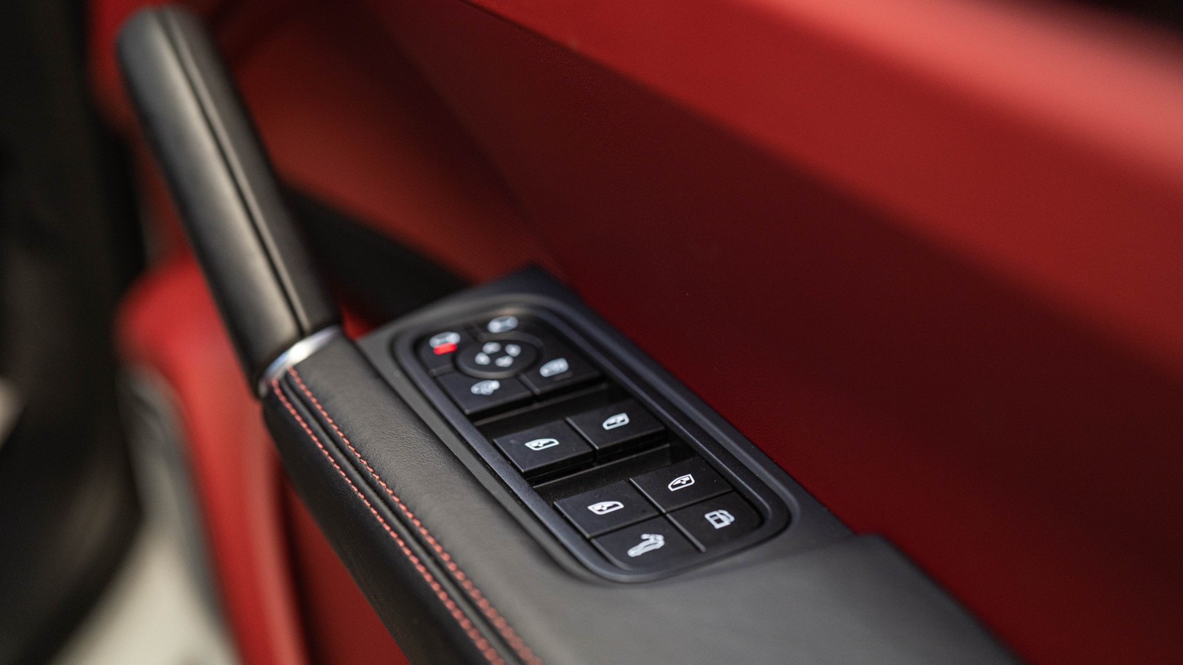 2023 Porsche Cayenne Coupe สีขาว (รูปที่ 6)