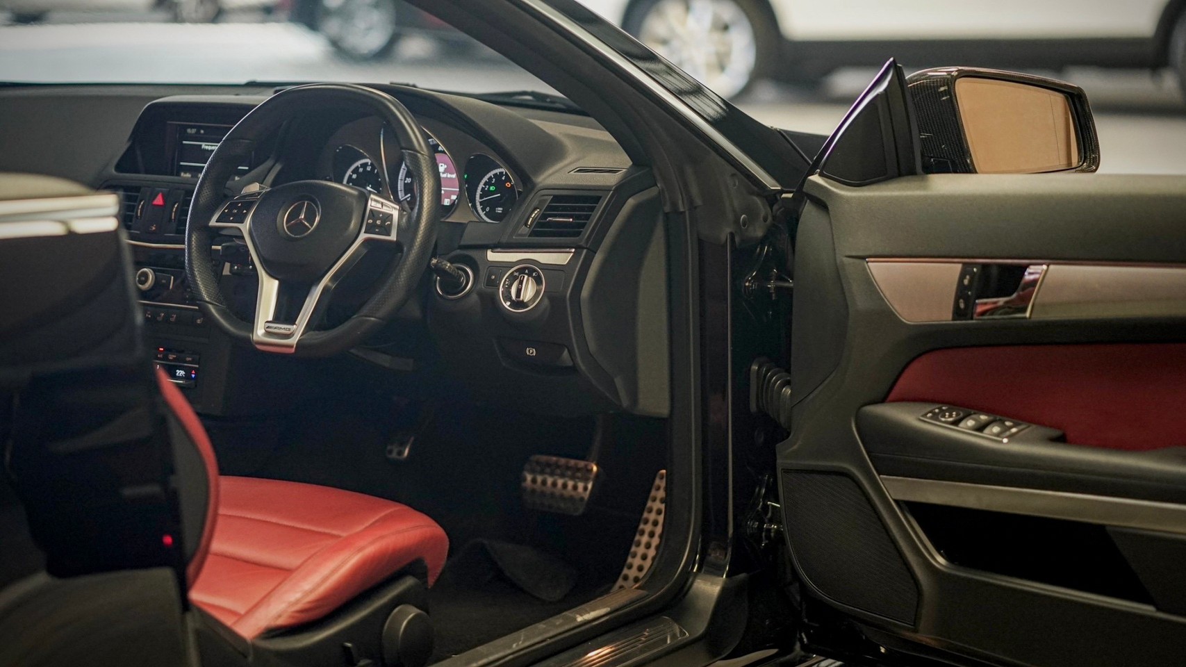 2011 Mercedes-Benz E-Class A207 E200 สีดำ (รูปที่ 4)