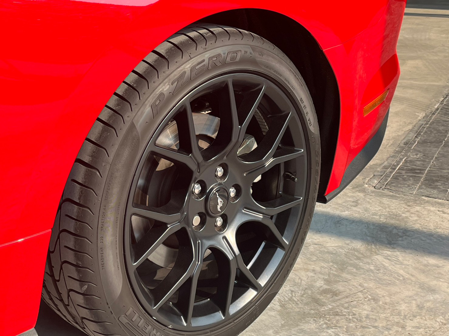 2019 Ford Mustang สีแดง (รูปที่ 19)