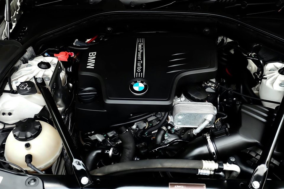 BMW 5 Series Gen6 F10 528i ปี 2015 สีขาว (รูปที่ 9)