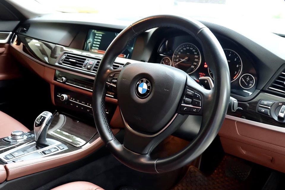BMW 5 Series Gen6 F10 528i ปี 2015 สีขาว (รูปที่ 4)