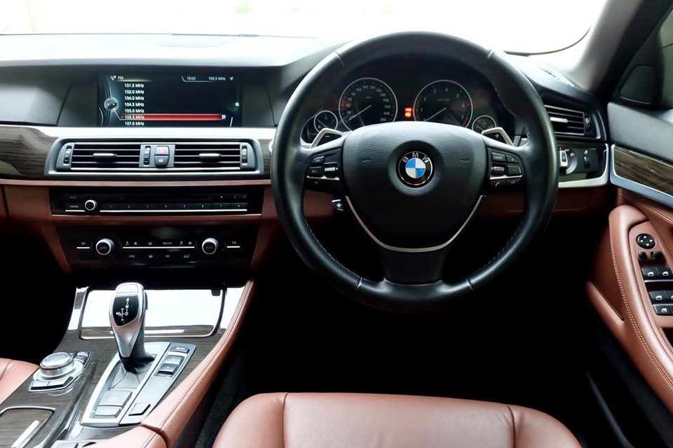 BMW 5 Series Gen6 F10 528i ปี 2015 สีขาว (รูปที่ 5)