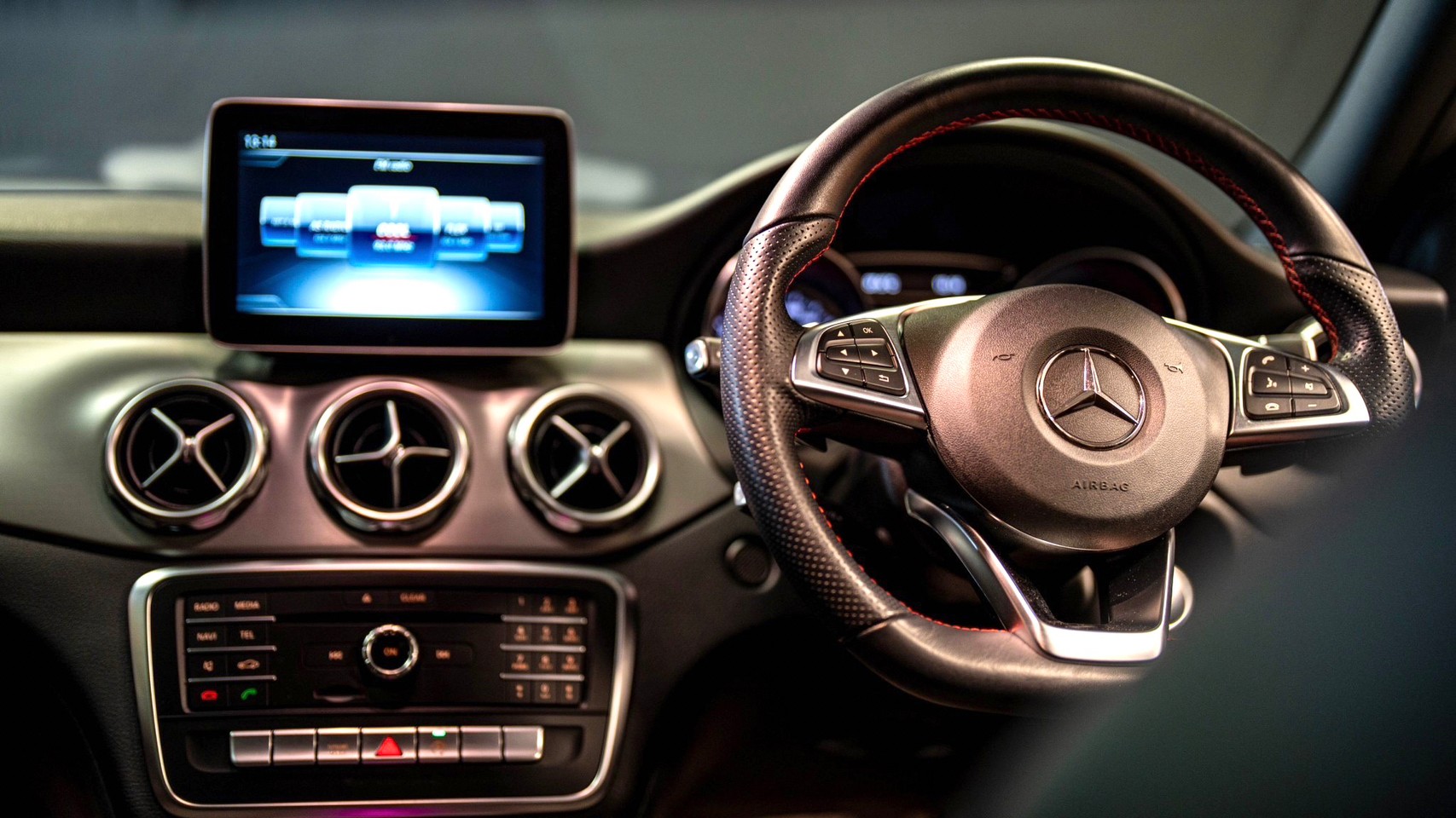 2018 Mercedes-Benz GLA-Class X156 GLA250 สีดำ (รูปที่ 5)