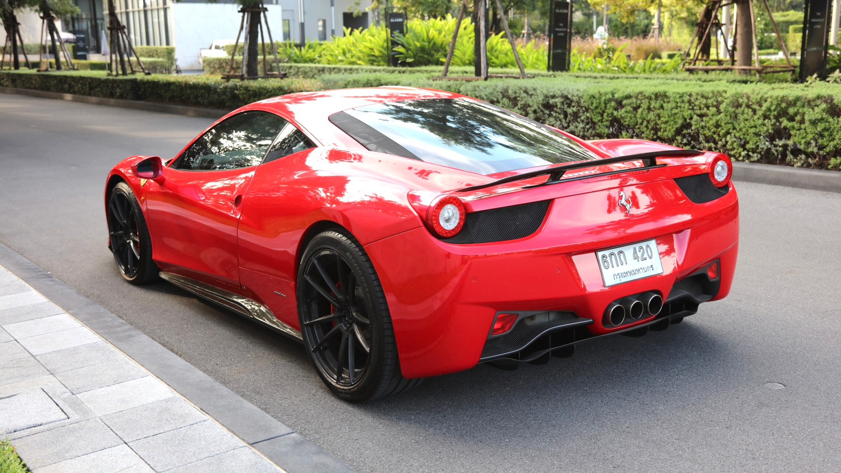 2011 Ferrari 458 Italia สีแดง (รูปที่ 10)