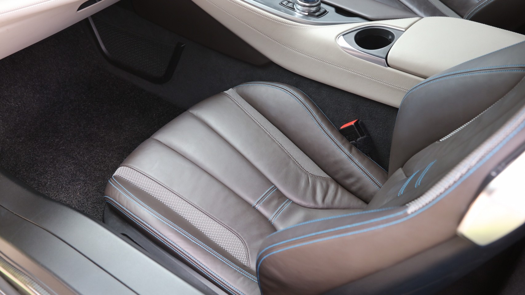 2015 BMW i8 สีดำ (รูปที่ 6)