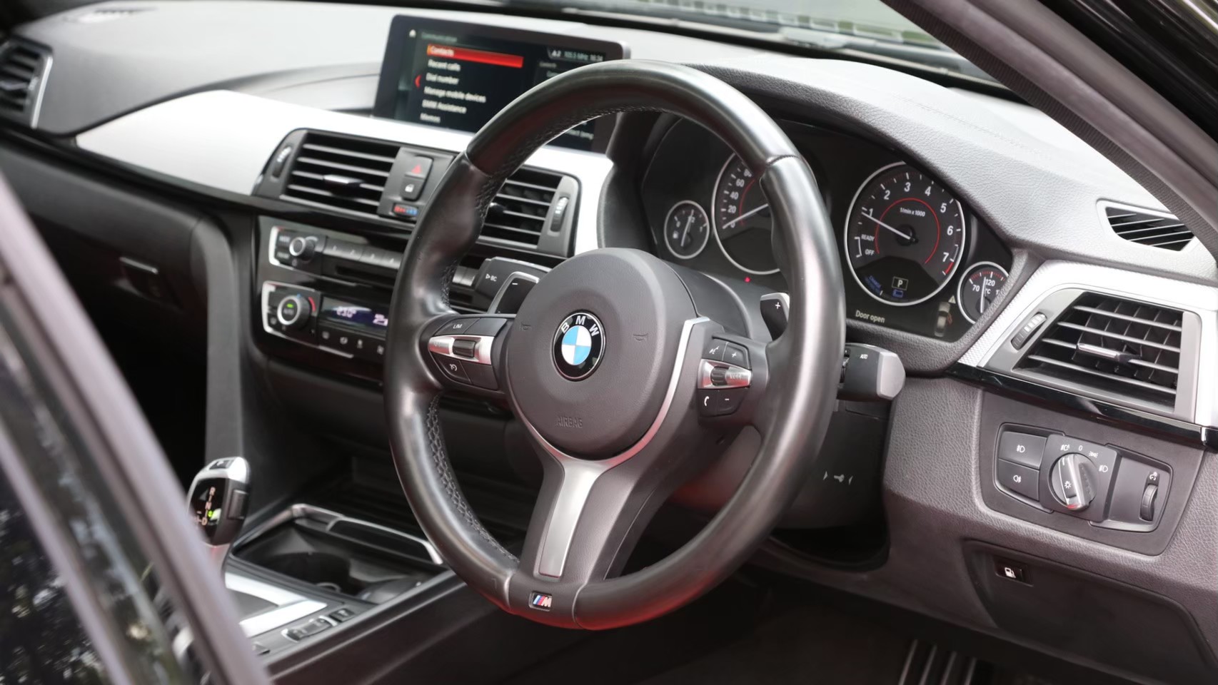 2018 BMW 330e M-Sport สีดำ (รูปที่ 9)