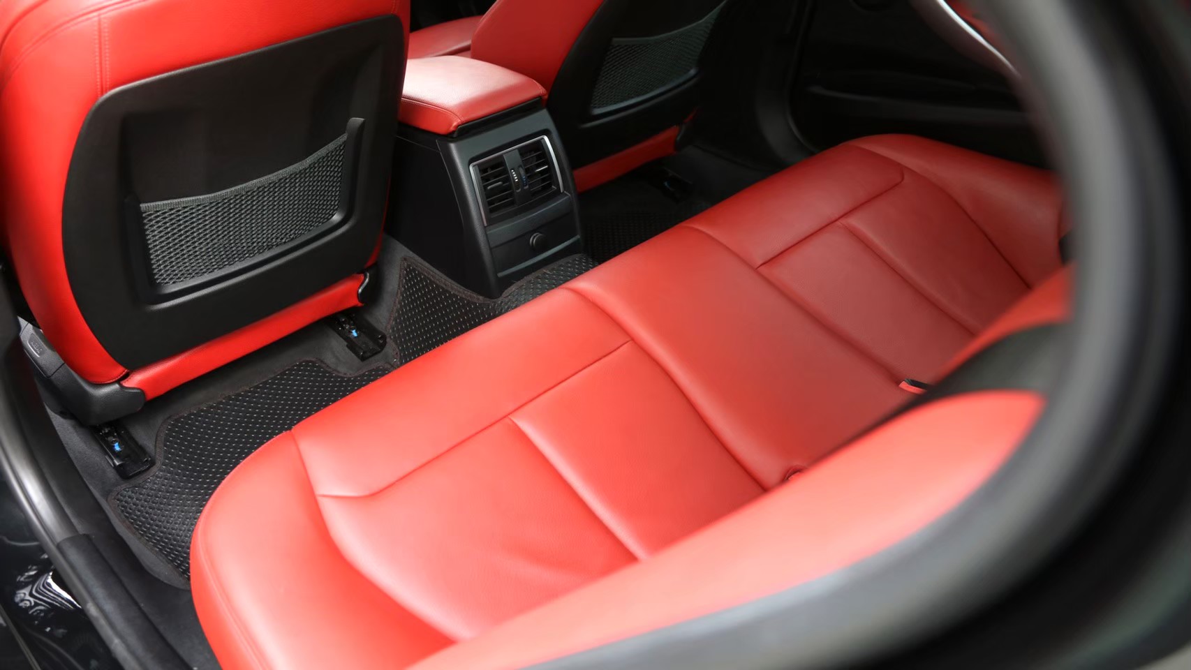 2018 BMW 330e M-Sport สีดำ (รูปที่ 3)