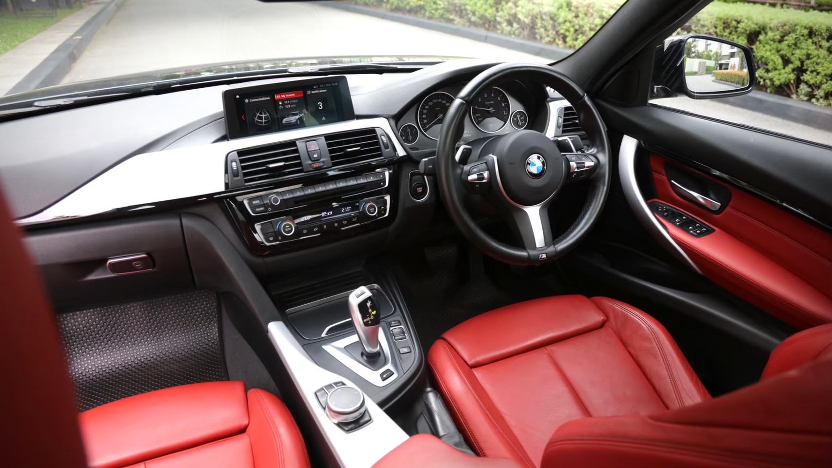 2018 BMW 330e M-Sport สีดำ (รูปที่ 8)