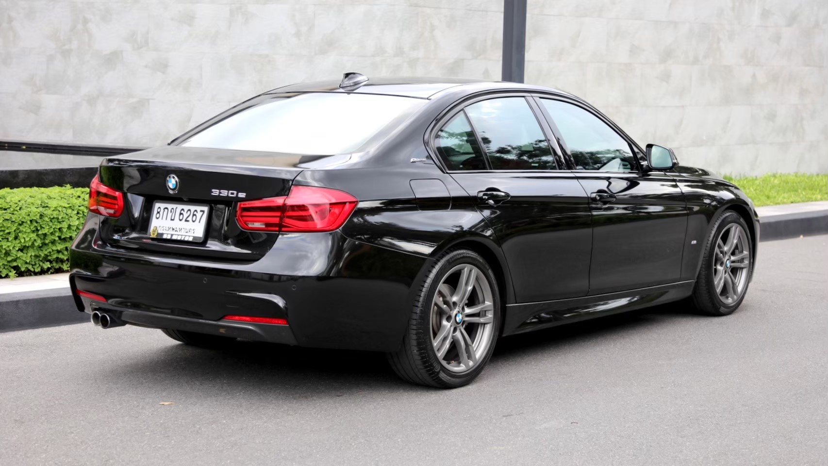 2018 BMW 330e M-Sport สีดำ (รูปที่ 10)